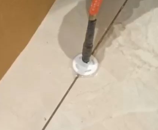 道真仡瓷砖空鼓维修公司专业解答瓷砖在铺贴过程中，如果没有涂抹均匀到位的粘结材料（如水泥砂浆或瓷砖胶），可能会导致以下问题