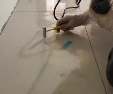 道真仡瓷砖开裂维修公司专业分享瓷砖在铺贴前如果没有沥干水分，将会导致以下问题